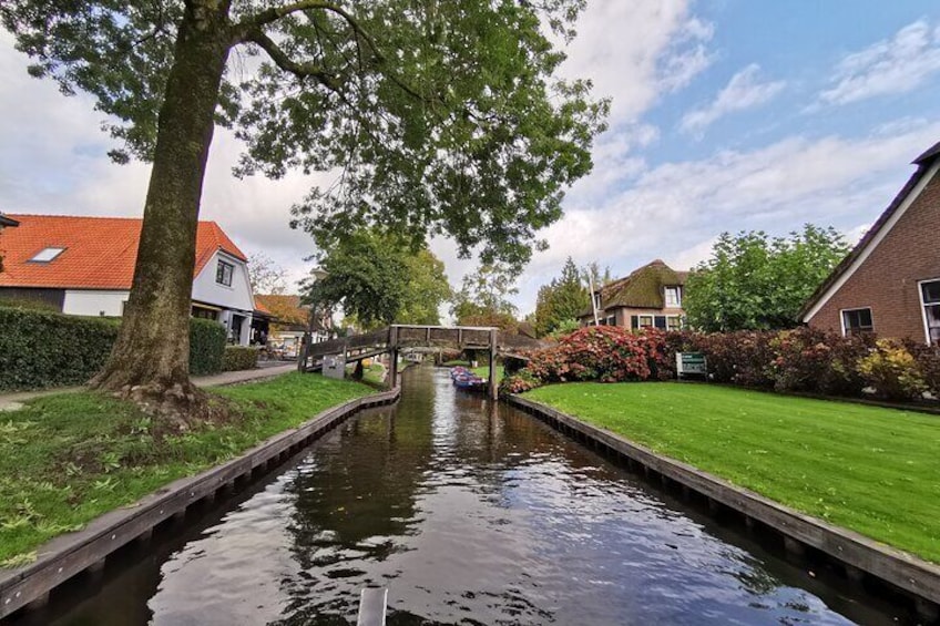 Giethoorn, Afsluitdijk, Zaanse Schans Day Tour on Mini VIP Bus