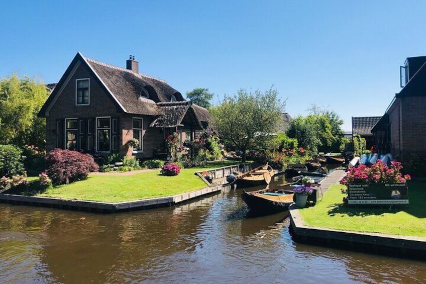 Giethoorn, Afsluitdijk, Zaanse Schans Day Tour on Mini VIP Bus