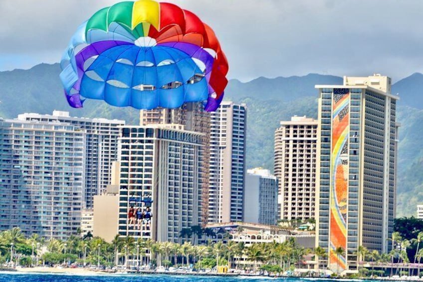 1-Hour Guided Hawaiian Parasailing in Waikiki