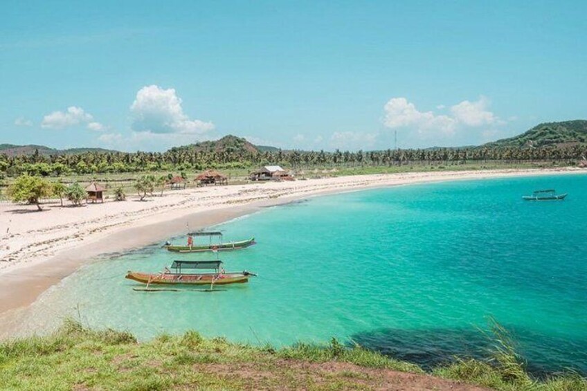 Full-Day Lombok Sasak Village and Beach Private Tour