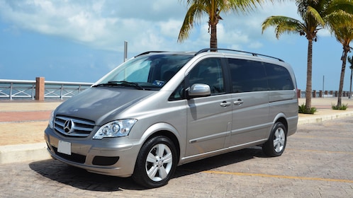 Traslado privado en minivan: Cancún y la Riviera Maya a la isla Holbox