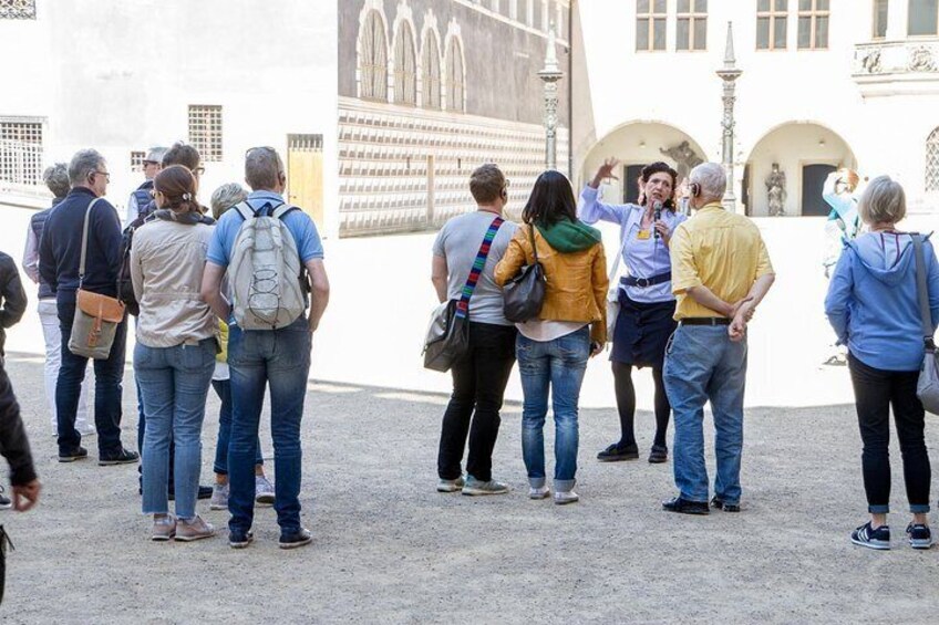 With the guide system, you do not have to stand in the middle of the tour guide