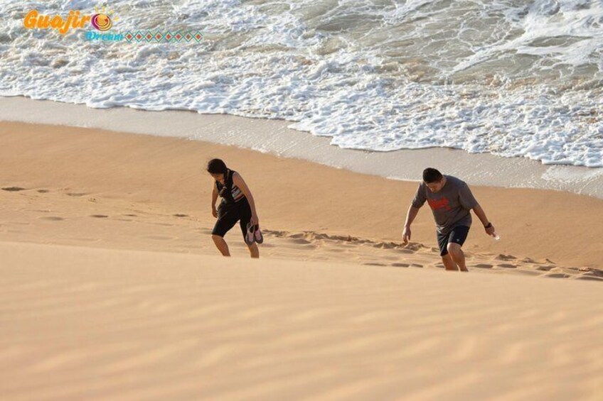 Hello adventurous traveler, I present the huge Dunes of Taroa in Punta Gallina, the most northern place in Colombia.
Here the feeling is unique, come and feel the breeze with the Caribbean Sea.