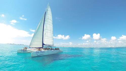 Excursion en catamaran à Isla Mujeres avec déjeuner et bar ouvert