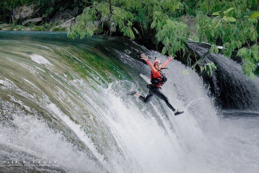 Salto de Cascadas en Micos