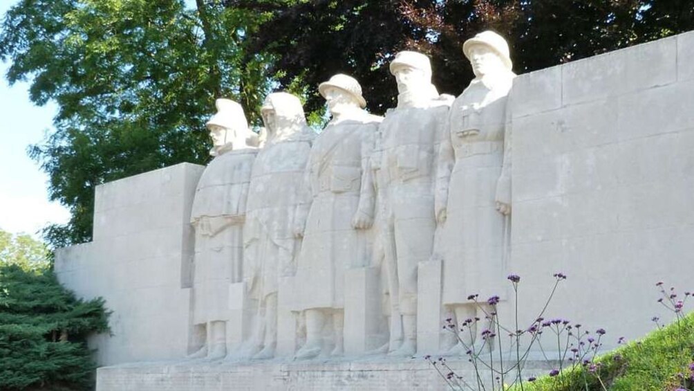Foto 4 von 5 laden WWI statue in Argonne Battlefield