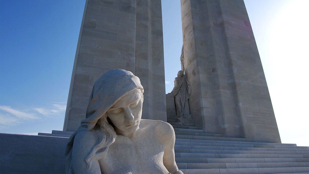 Charger l’élément 1 sur 9. Statue of a woman on the Western Front WWI Tour in Paris