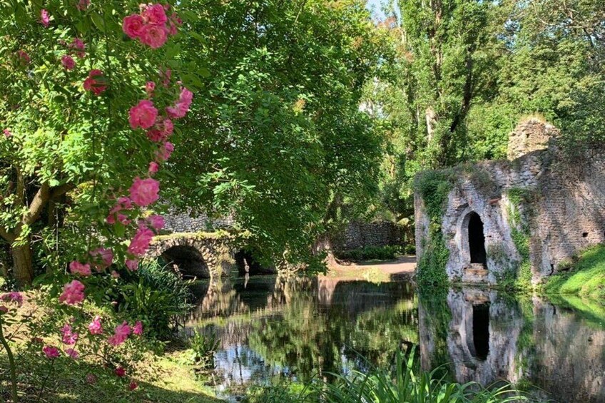 Garden of Ninfa & Sermoneta Day Trip from Rome