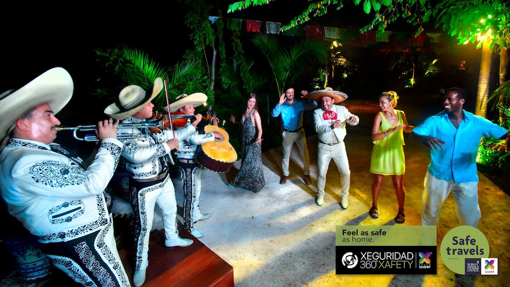 Foto 5 von 10 laden COMBO: Xcaret Park & Xoximilco Tickets with Transportation