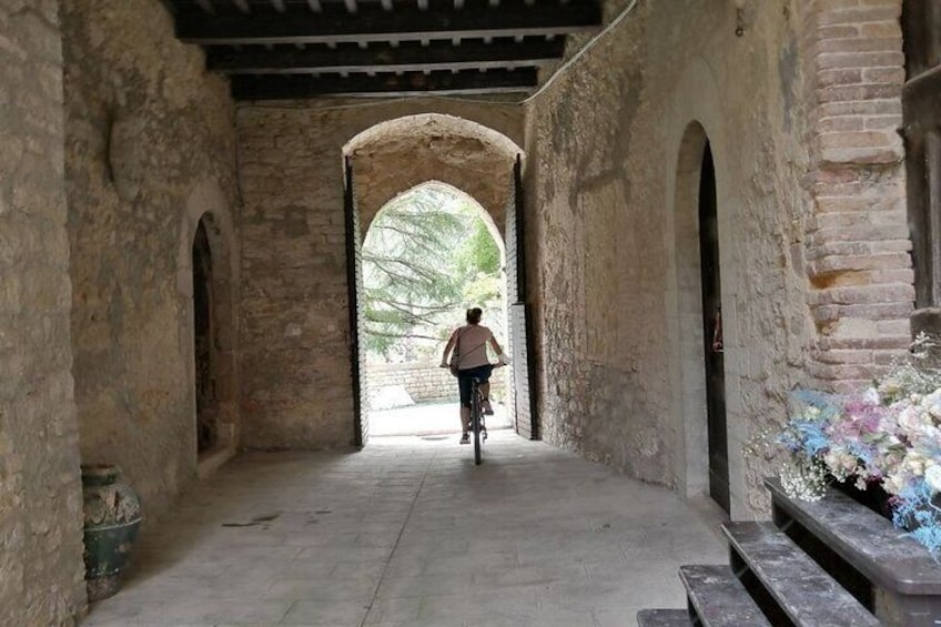 Enobike tour to Lake Corbara and Titignano Castle