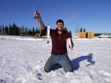 Excursión de pesca en hielo con transporte desde Fairbanks