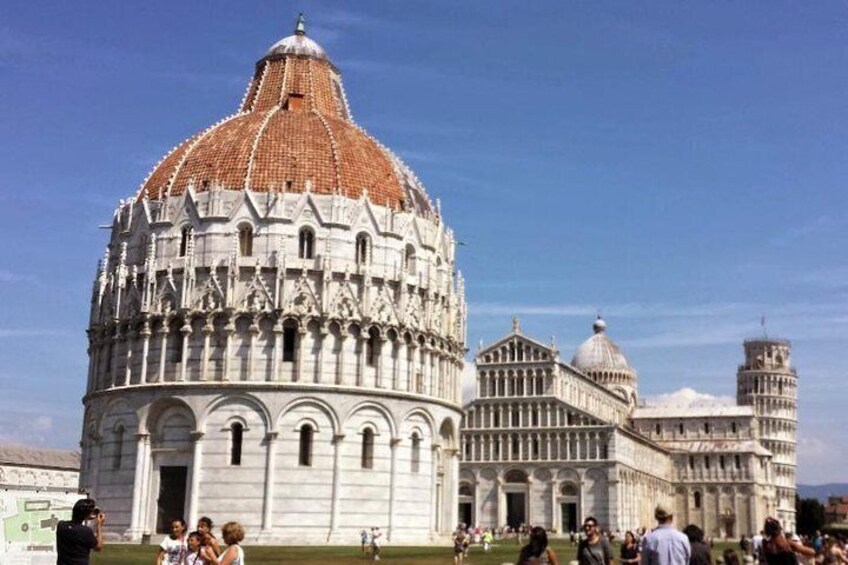 Visit with an authorized guide the Plaza de la Catedral and all its monuments