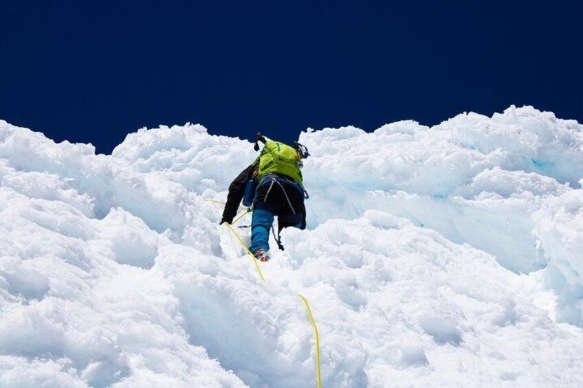 Descendiendo de la cumbre del Volcán Osorno por una pared de hielo