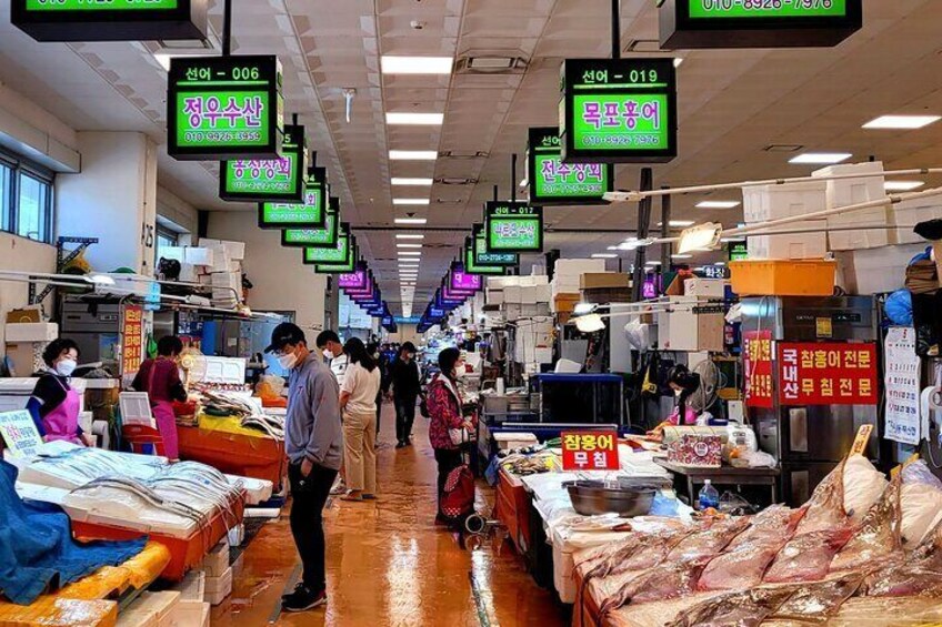 Noryangjin Fish market and Historical Park Walking Experience