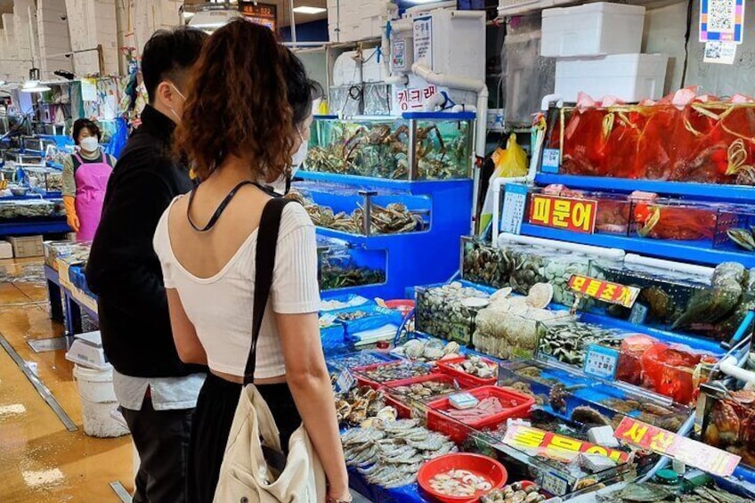 Noryangjin Fish market Food Tour and Historic Park (Evening Dinner)