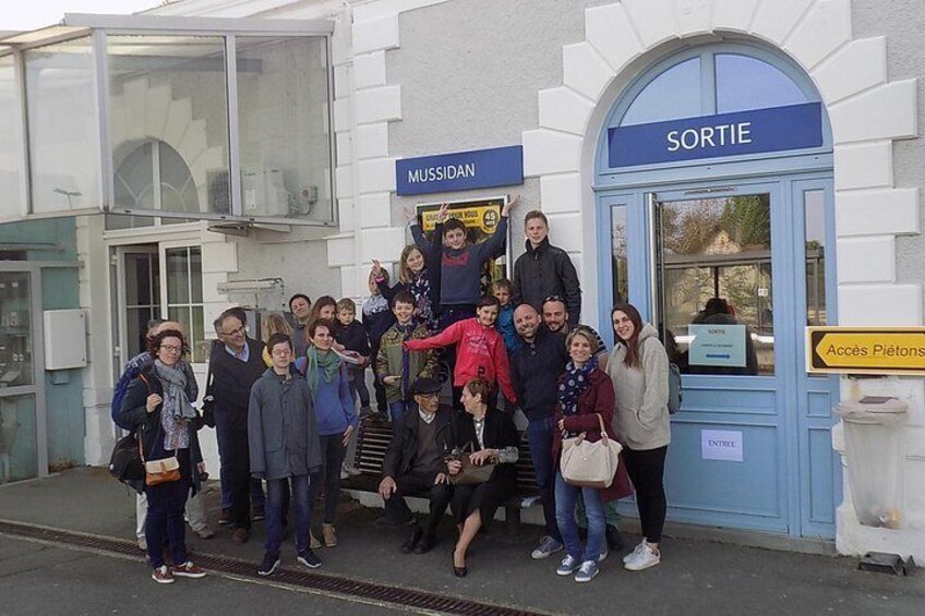 Gérard Ridelaire and his family in Mussidan station, where he returns for the first time since 1941.