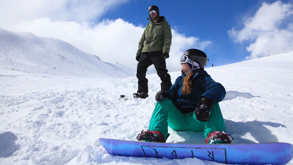 Cargar ítem 4 de 5. Snowboarding couple in Colorado