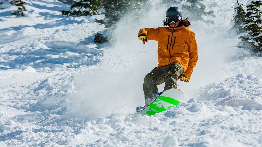 Cargar ítem 3 de 5. Snowboarding man in Colorado
