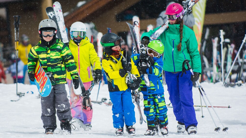 Cargar ítem 1 de 5. Group carrying rented skis