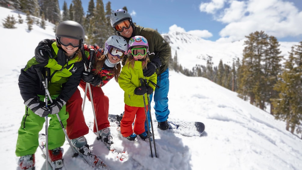 Cargar ítem 5 de 5. Group of skiers