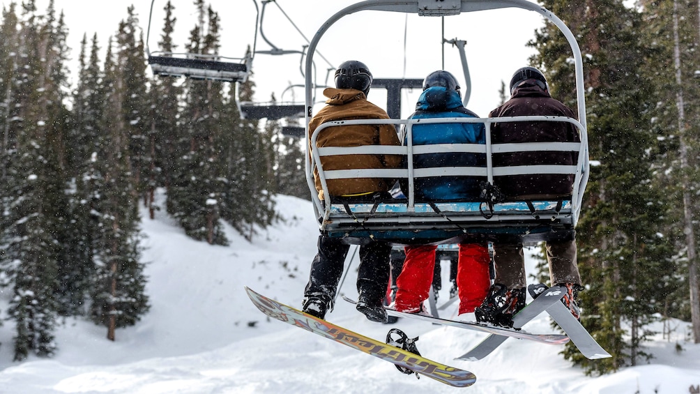 Cargar ítem 2 de 5. Group on a ski lift