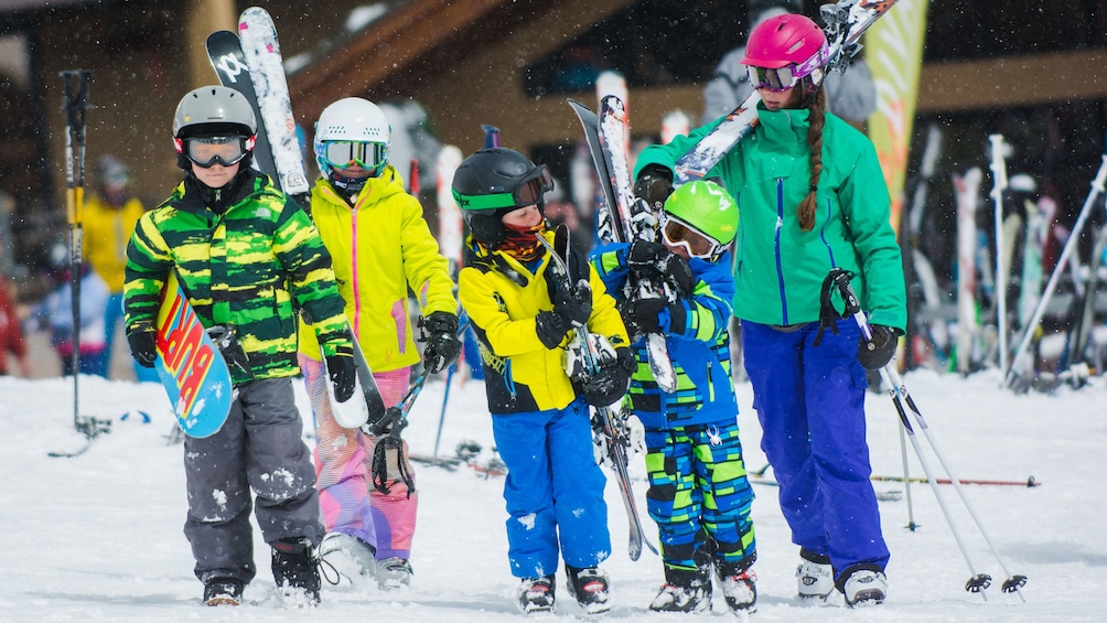 Cargar ítem 4 de 5. Group carrying rented skis