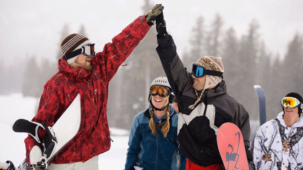 Cargar ítem 1 de 5. Group of snowboarders