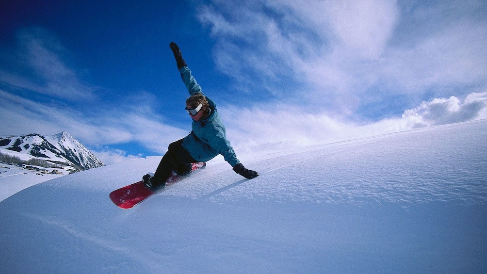 Cargar ítem 1 de 5. Snowboarder on a mountain under a blue sky in Colorado