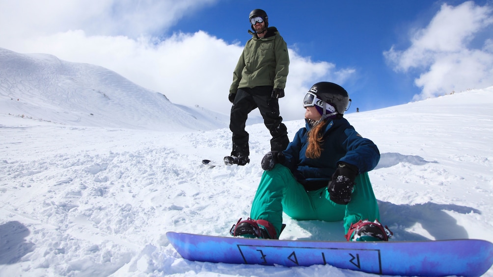 Cargar ítem 3 de 5. Snowboarding couple in Colorado