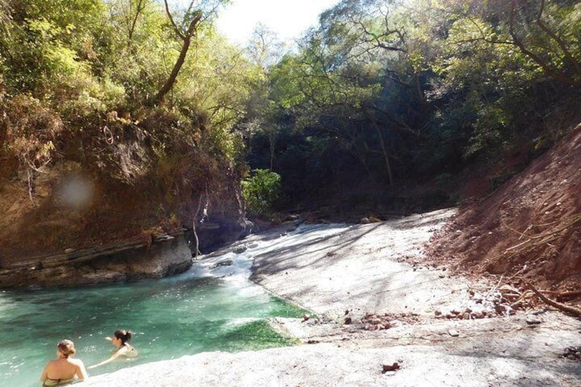 This is another piletón of green color by the algae. Depth 1 meter. It is closer to the main one.