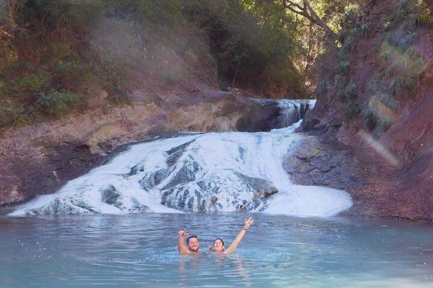 This is the biggest turquoise piletón. The depth is 1.50 meters.