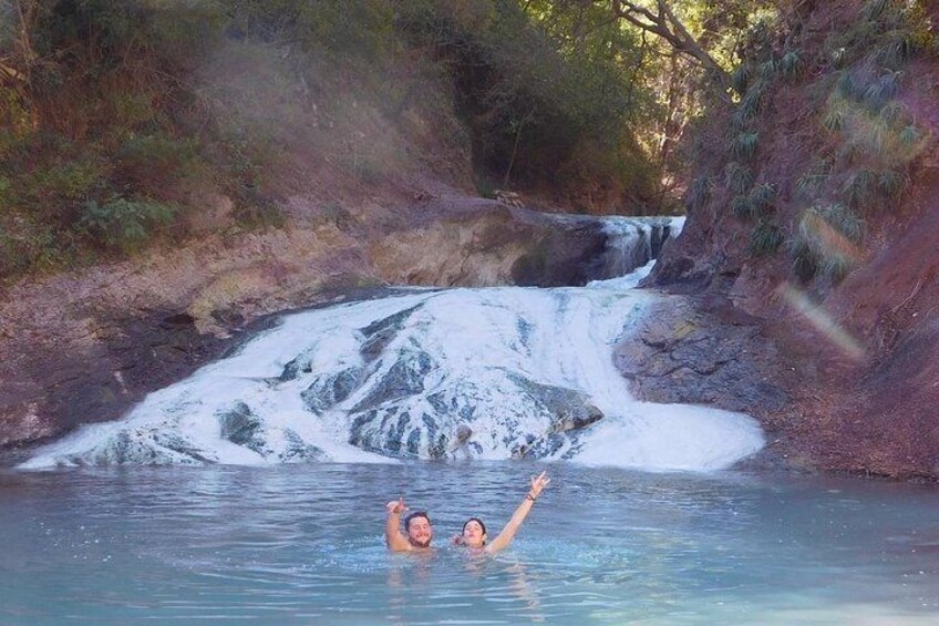This is the biggest turquoise piletón. The depth is 1.50 meters.
