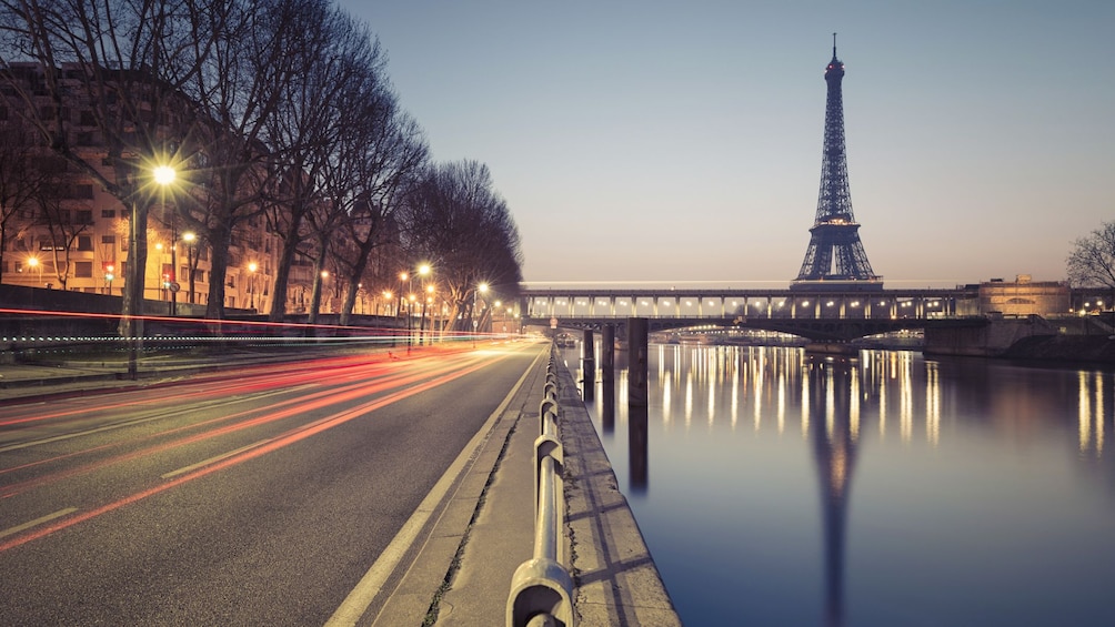 Night view of the beautiful eiffel tower