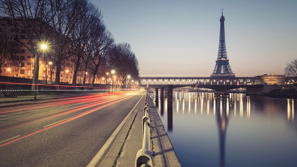 Night view of the beautiful eiffel tower 