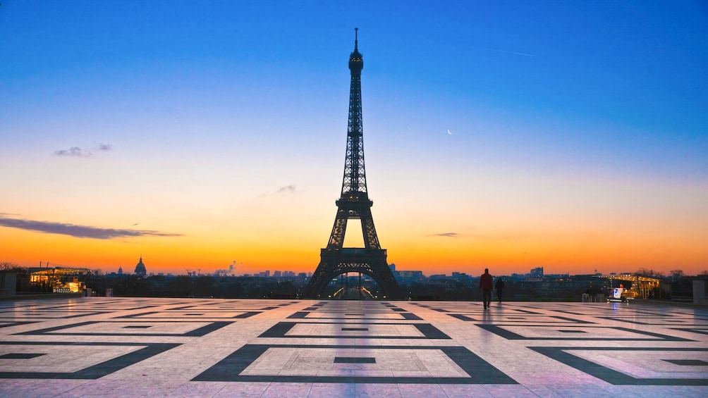 Sunning sunset view of the eiffel tower in Paris