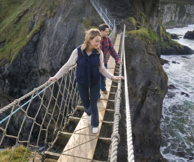 Foto 1 von 9 laden Giant's Causeway & Carrick-a-Rede Rope Bridge Tour