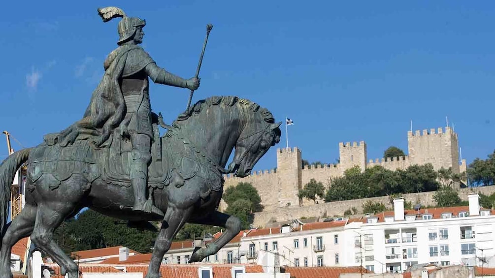 Charger l’élément 1 sur 4. Statue with castle in the background in Lisbon