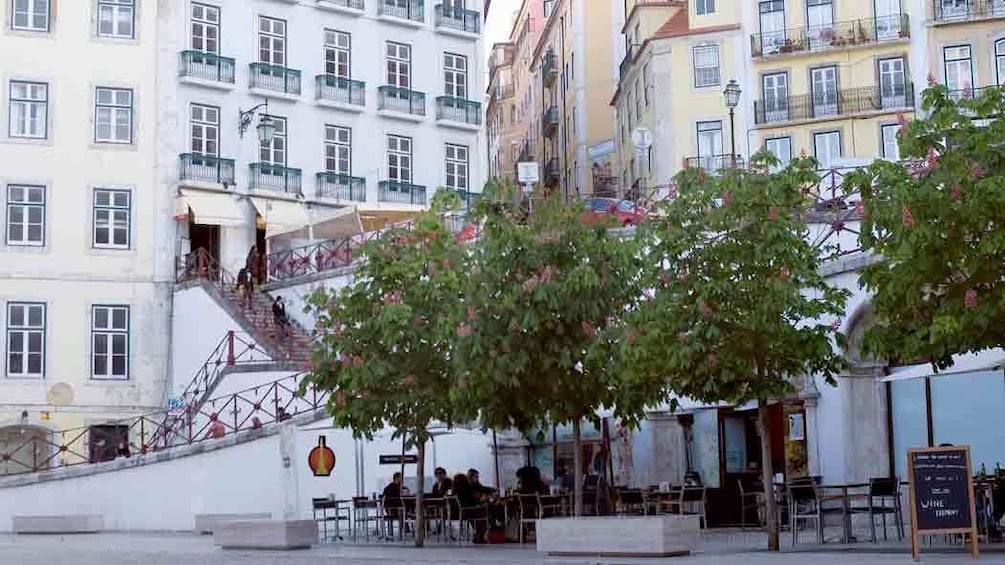 Charger l’élément 2 sur 4. Outside seating in Lisbon