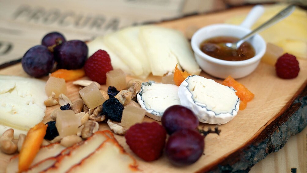 Plate of cheese and nuts on the Lisbon Tour & Wine Tasting tour