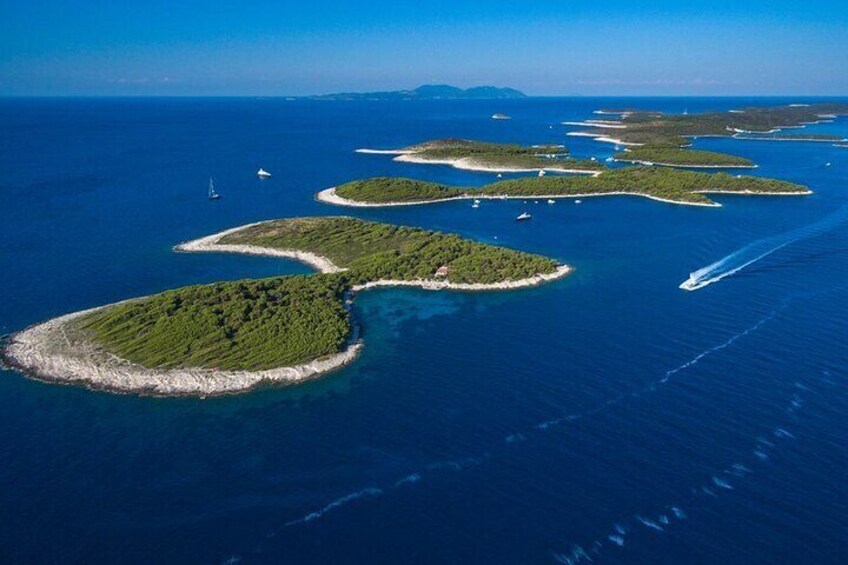 Blue Cave Full-Day Boat Tour with Hvar and 5 Islands