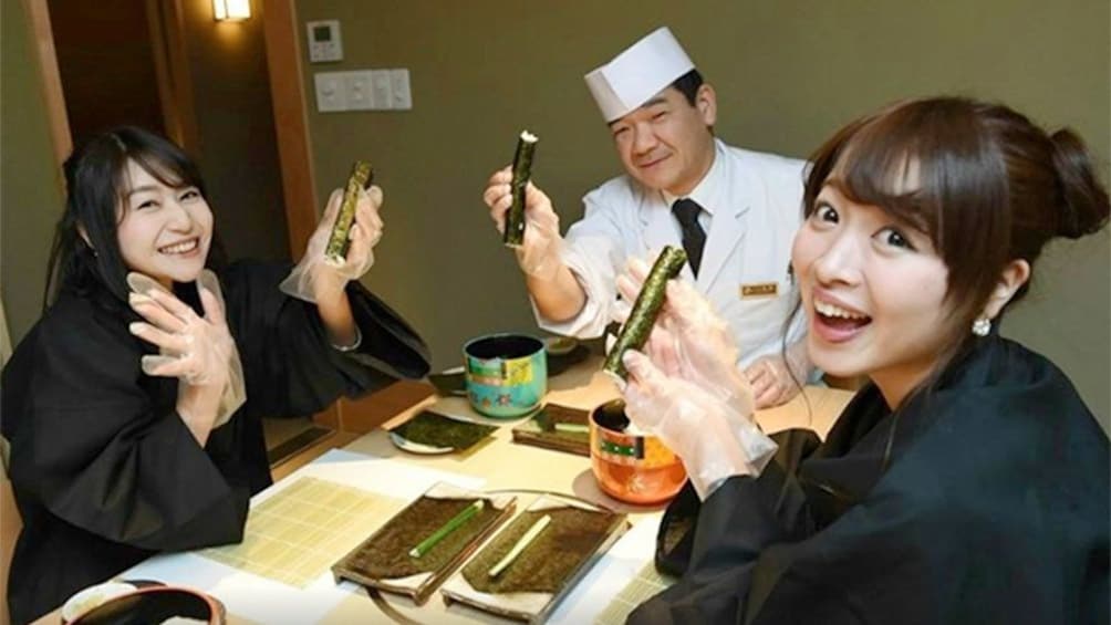 Group learning How to Make Sushi From a Professional Chef