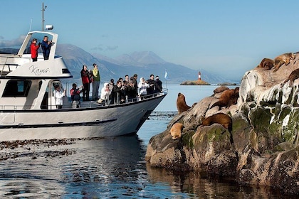 Navigation dans le canal Beagle avec mini-trekking de Patagonia Explorer
