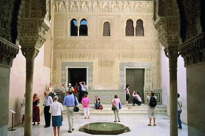 Alhambra completa: entrada sin colas al palacio nazarí y al Generalife con ...