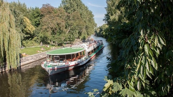 Spree River Sightseeing Cruise with Pizza & Drink