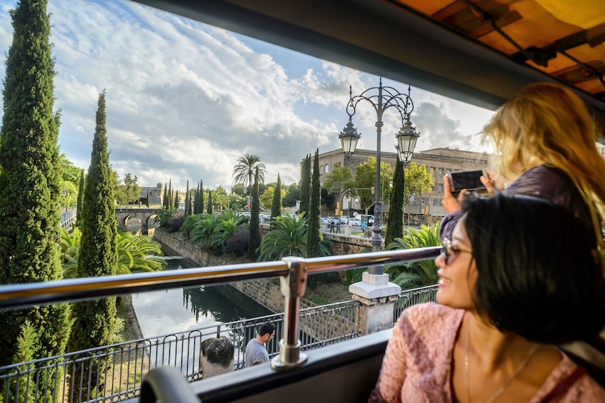 Foto 4 von 9 laden Shore Excursion: Palma de Mallorca Hop-On Hop-Off Bus Tour