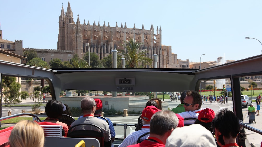 Foto 5 von 9 laden Hop on Hop off bus tour of Mallorca & Palma