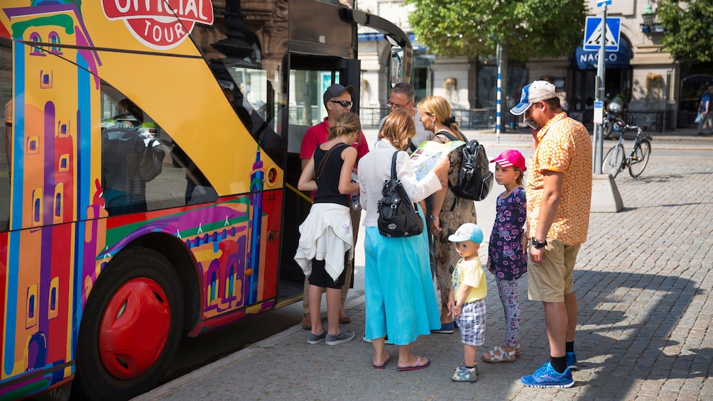 People boarding a hop-on hop-off bus in Stockholm