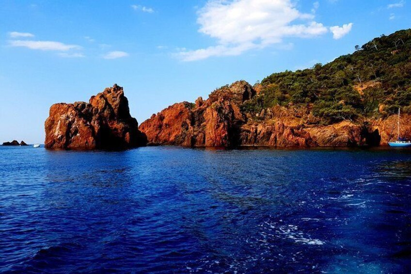 Departure from Fréjus - red rocks of the Estérel