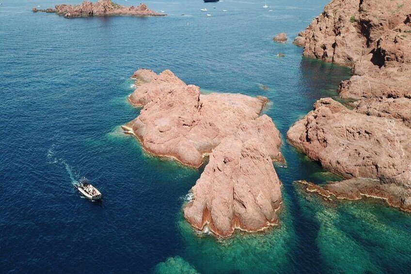 Departure from Fréjus - red rocks of the Estérel