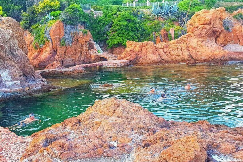 Departure from Fréjus - red rocks of the Estérel